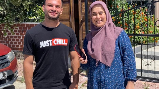 Moldovalı turist, bulduğu telefonu sahibine teslim etti