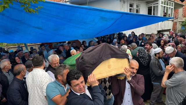 Bartın'da akrabaları tarafından tüfekle öldürülen çift ile oğlu toprağa verildi