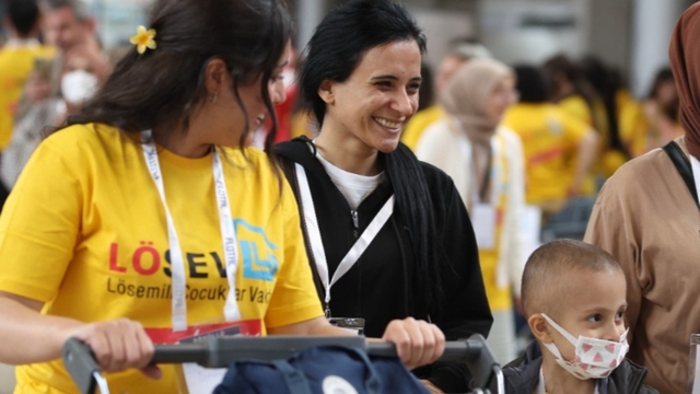 Bursa'da LÖSEV'in "İyilikler Çarşısı" kuruldu
