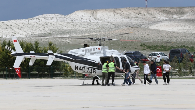 Eskişehir'de "Uçan Gençlik Etkinliği" ile öğrenciler helikopter deneyimi yaşadı