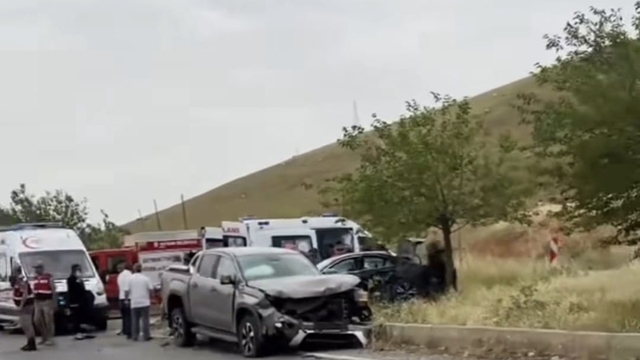 Diyarbakır'da otomobil ile kamyonet çarpıştı: 1 ölü, 3 yaralı