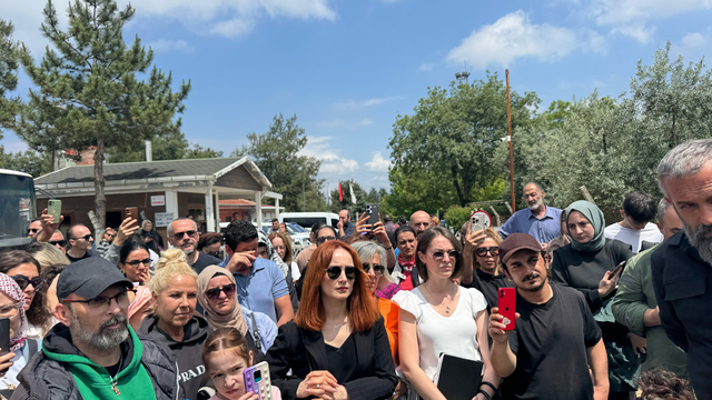 Bursa'da hayvanseverler köpeklerin öldürüldüğü iddialarıyla gündeme gelen barınak önünde açıklama yaptı