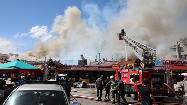 Erzincan'da lokantada çıkan yangın bitişikteki iş yerlerine sıçradı: 20 dükkan zarar gördü