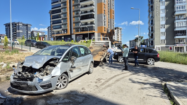 Edirne'de otomobil ile cipin çarpıştığı kazada 3 kişi yaralandı