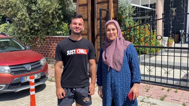 Antalya'da, turist bulduğu telefonu sahibine teslim etti
