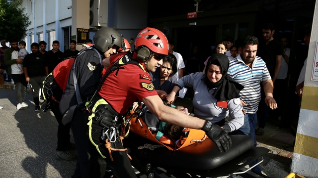 Fethiye'de kayalıklara düşen yamaç paraşütçüsü helikopterle kurtarıldı