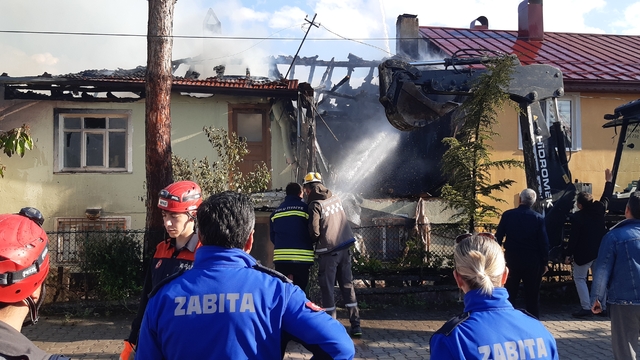 Bolu'da 2 ev, 1 depo yandı
