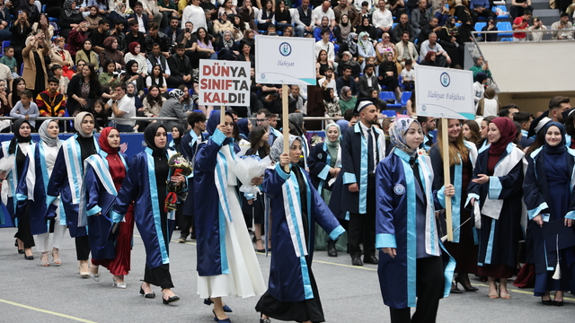 Bayburt Üniversitesi öğrencileri mezuniyet töreninde Filistin'e destek verdi