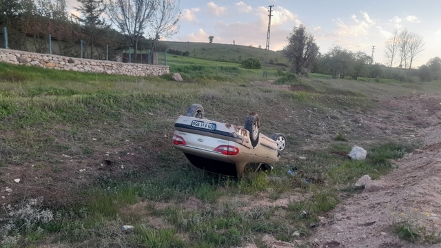 Tokat'ta şarampole devrilen otomobildeki 2 kişi yaralandı
