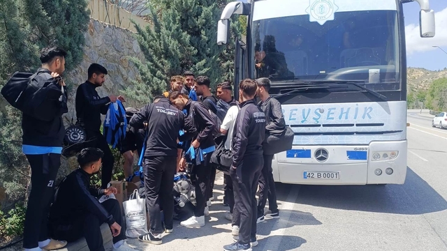 Konya'da kafileyi taşıyan otobüsün lastiği patlayınca futbolcular maça taksiyle gitti