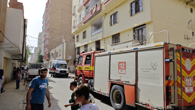 Mardin'de bir binanın havalandırma boşluğuna düşen iki çocuk yaralandı