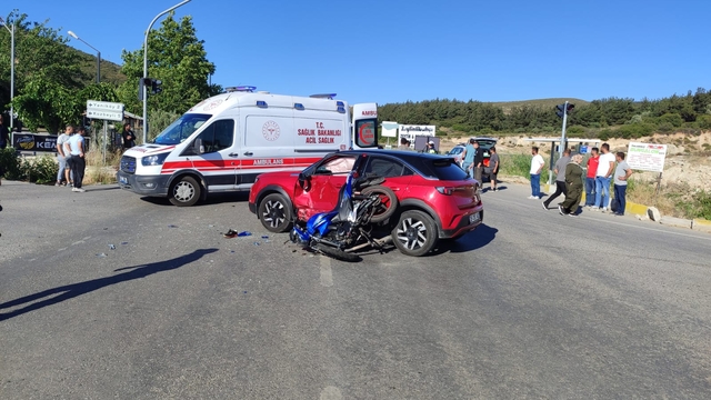 İzmir'de otomobille çarpışan motosikletin sürücüsü ağır yaralandı