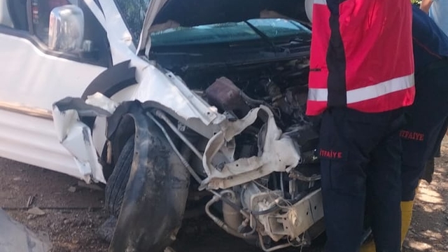 Osmaniye'de otomobil ile hafif ticari aracın çarpıştığı kazada 6 kişi yaralandı