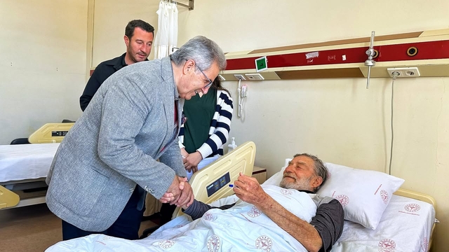 Kaldırımdan inerken düşen usta oyuncu Ahmet Mekin, hastaneye kaldırıldı