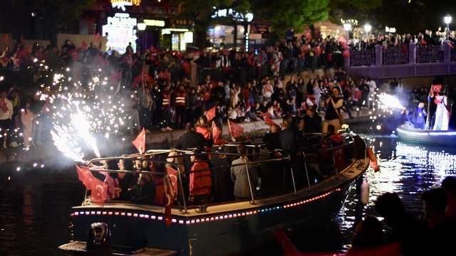 Eskişehir'de Porsuk Çayı'nda fener alayı yapıldı
