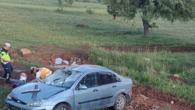 Balıkesir'de şarampole devrilen otomobildeki 3 kişi yaralandı