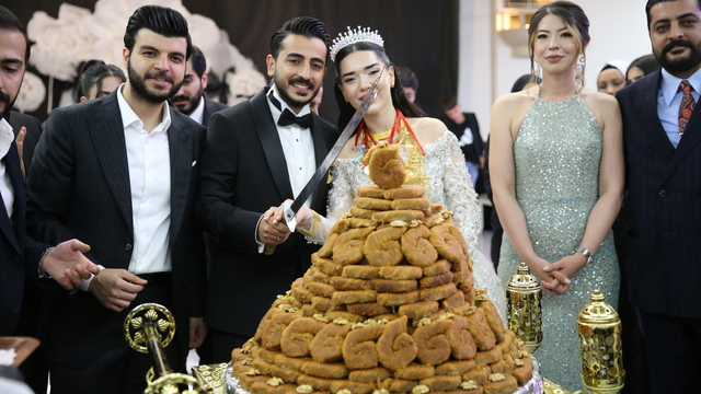 Diyarbakır'da evlenen çift, düğünde pasta yerine burma kadayıf kesti