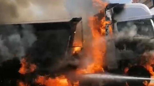 Uşak'ta park halindeki TIR'da yangın