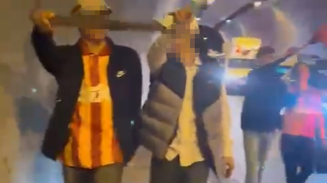 İzmir'de döner bıçaklı 2 maganda taraftar döner bıçağıyla kutlamalara katıldı