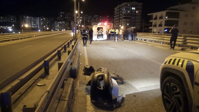 Çaldığı otomobille polisten kaçarken kaza yaptı, bu kez çarptığı minibüsü çaldı: 6 yaralı