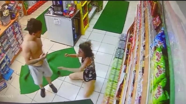 Fethiye'de akaryakıt istasyonunda bir kadına şiddet kamerada