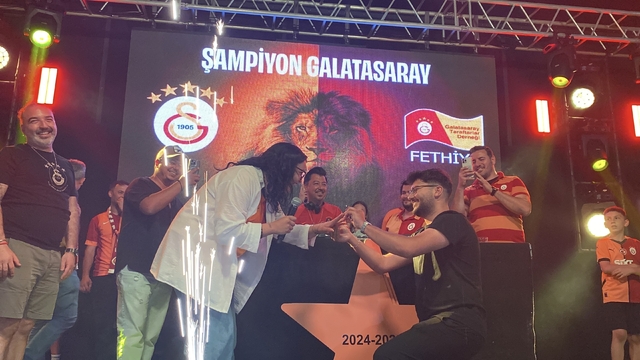 Şampiyonluk kutlamasında sürpriz evlilik teklifi