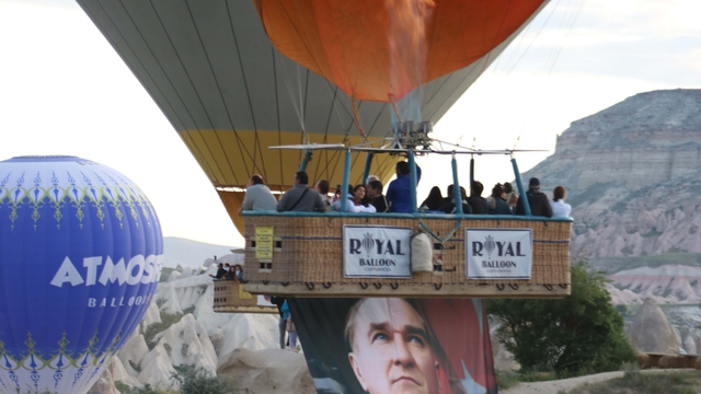 Kapadokya'da balonlar, 19 Mayıs'ta Türk bayrakları ve Atatürk posterleriyle havalandı