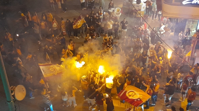 Galatasaray'ın şampiyonluğu Kuşadası'nda coşkuyla kutlandı