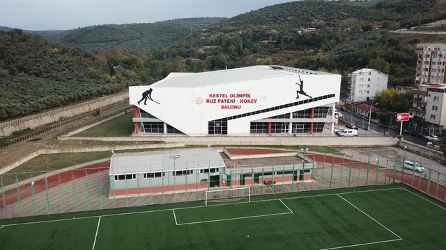 Bursa'nın tek buz pateni ve hokey salonu yılda yaklaşık 200 bin kişiye hizmet veriyor