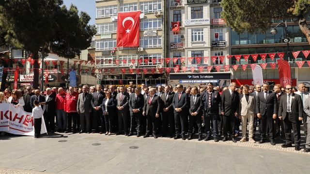 Samsun'da 19 Mayıs etkinlikleri Onur Anıtı'na çelenk sunumuyla başladı