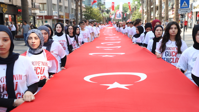 İzmir ve çevre illerde 19 Mayıs Atatürk'ü Anma, Gençlik ve Spor Bayramı kutlandı