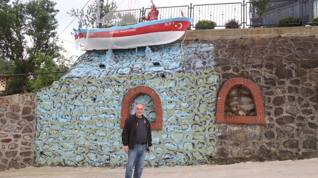 "Gözümün önünde dursun" diye emektar kayığını yaşadığı sitenin girişine yerleştirdi