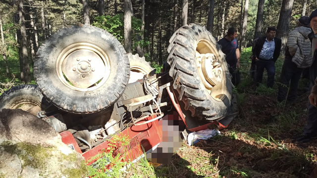 Balıkesir'de devrilen traktörün sürücüsü öldü
