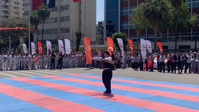 Adana'da 19 Mayıs coşkusu; Down sendromlu gençten kemençe resitali