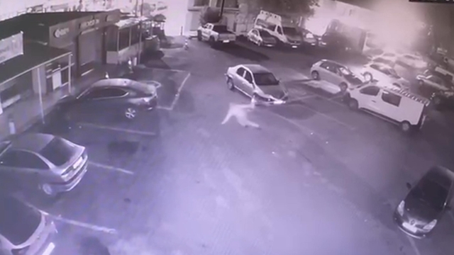 Otoparkta yere düştü, üzerinden otomobil geçip öldü; kaza kamerada