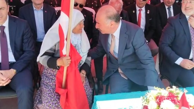 Vali Çalgan, kutlamaları 90 yaşındaki Satı Bocuk ile birlikte izledi