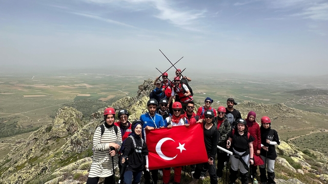 Kırşehir'de dağcılar "19 Mayıs"ı 1530 rakımlı zirvede kutladı