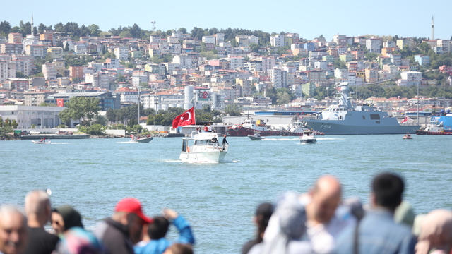 Samsun'da Türk bayrakları ve Atatürk posterleriyle süslenen gemilerle geçit töreni yapıldı