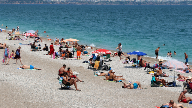 Antalya'da sıcak havayı fırsat bilenler sahile koştu