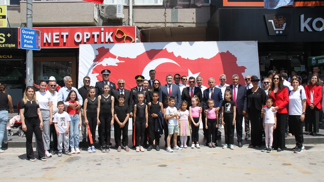 Antalya merkez ve ilçelerinde 19 Mayıs Atatürk'ü Anma, Gençlik ve Spor Bayramı kutlandı