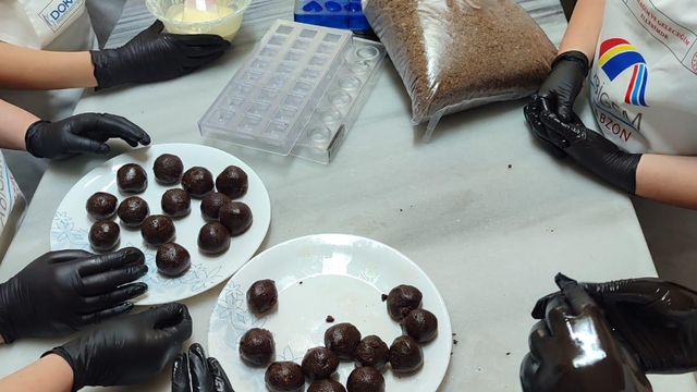 Trabzon'da koruma ve bakım altındaki kız çocuklarına butik çikolata hazırlama eğitimi veriliyor