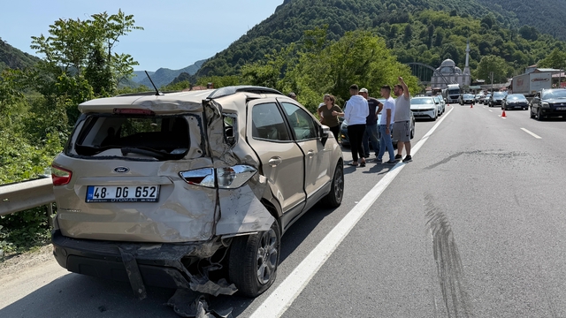 Sakarya'da kamyonet ile otomobilin çarpıştığı kazada 2 kişi yaralandı
