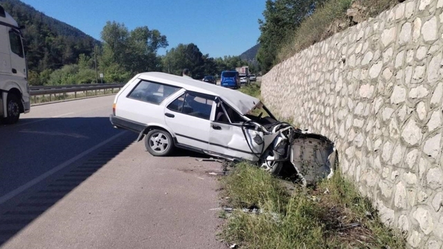 Karabük'te istinat duvarına çarpan otomobilin sürücüsü ağır yaralandı