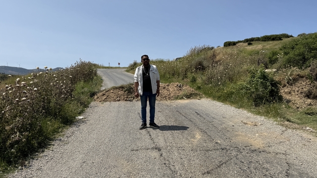 İzmir'de bir kişi arazisinden izinsiz geçirildiğini iddia ettiği yolu trafiğe kapattı