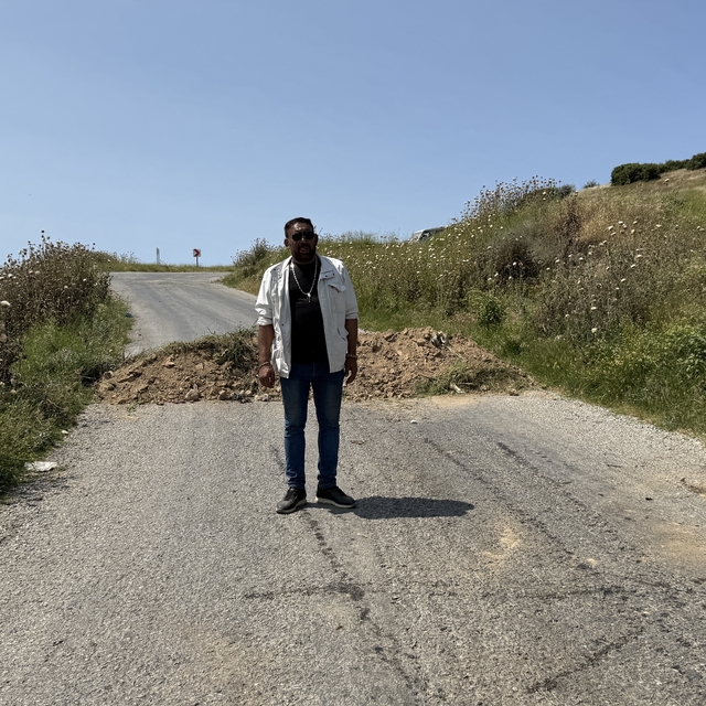 İzmir'de bir kişi arazisinden izinsiz geçirildiğini iddia ettiği yolu trafi...