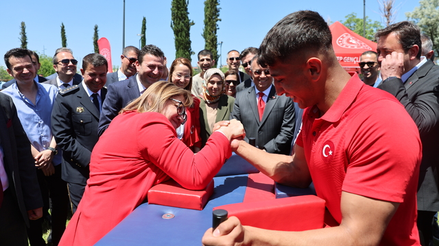 Gaziantep Büyükşehir Belediye Başkanı Şahin, sporcuyla bilek güreşi yaptı