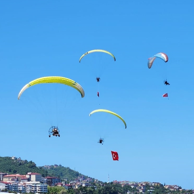 Giresun'da bir paramotor havalandıktan kısa süre sonra denize düştü