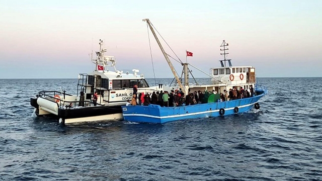 Balıkçı teknesinde 92 kaçak göçmen yakalandı