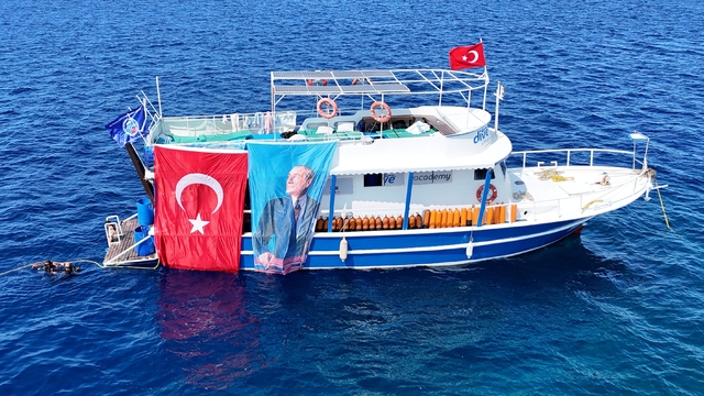 Bodrum'da dalgıçlar 19 Mayıs'ı deniz altında kutladı