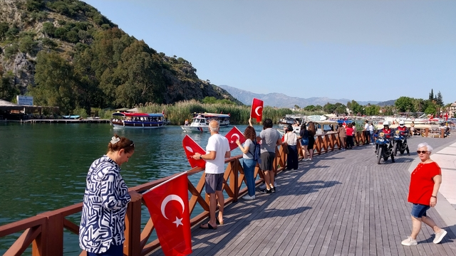 Muğla'da 19 Mayıs, teknelerde bando takımı eşliğinde kutlandı
